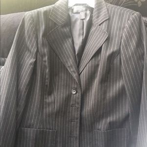 Apostrophe Ladies Suit Size 16.